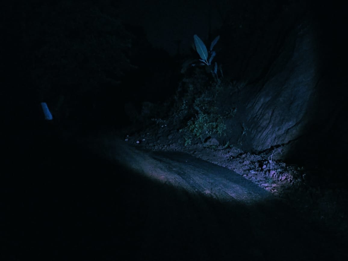 Longsor Tutup Akses Jalan, Babinsa Koramil 0815/16 Pacet Terjun Ke Lokasi