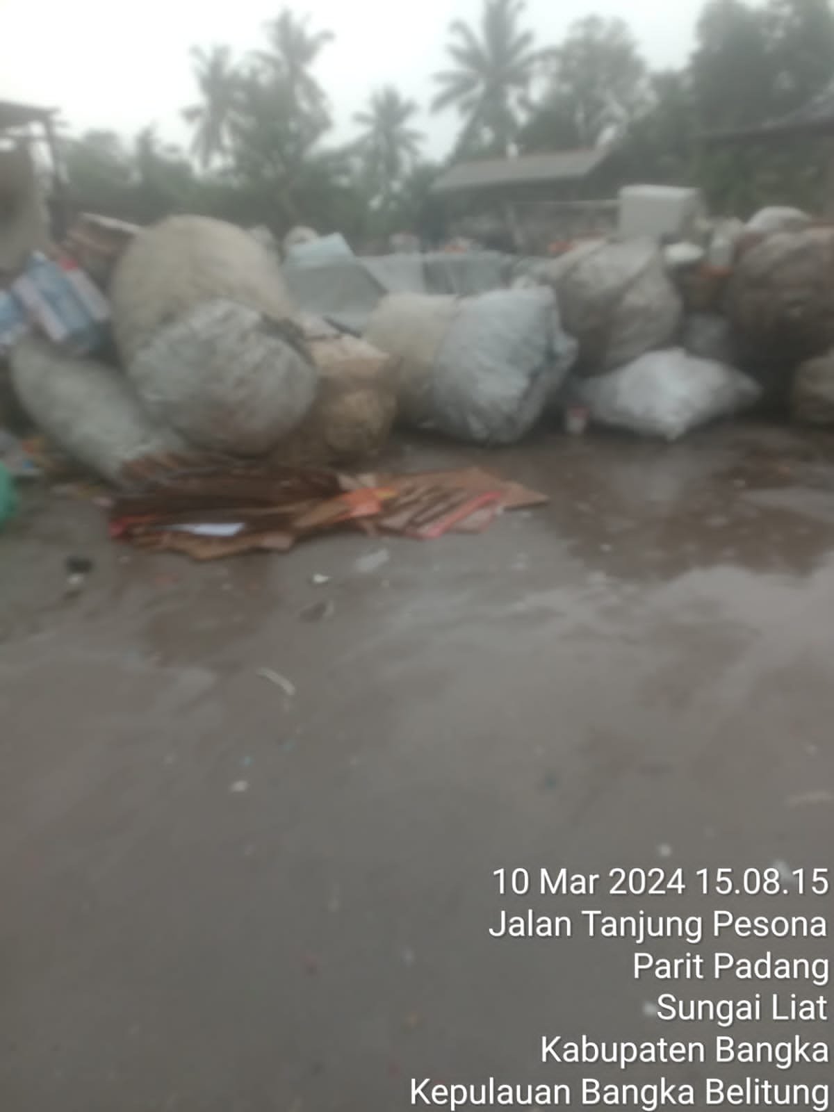 Usaha Pengumpulan Barang Bekas Yang Diduga Limbah Tersebut Dibuang Aliran Bandar Pemilik Bernama Thomas