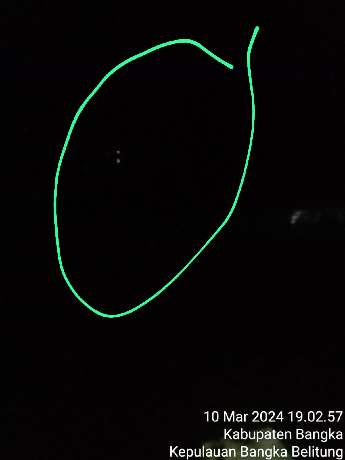 Aktifitas Penambangan Timah Di Malam Hari Menggunakan Ponton Apung di Sungai Perimping