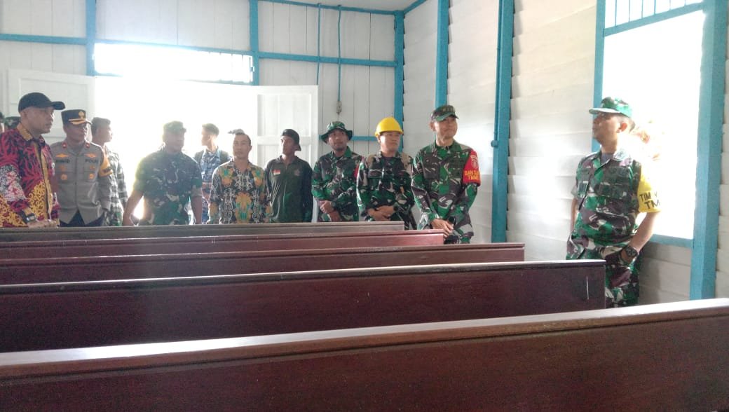 Tim Wasev didampingi Dansatgas beserta perwakilan Pemkab Kubar Tinjau Rehab Gereja di Kampung Tepulang.( R.S )