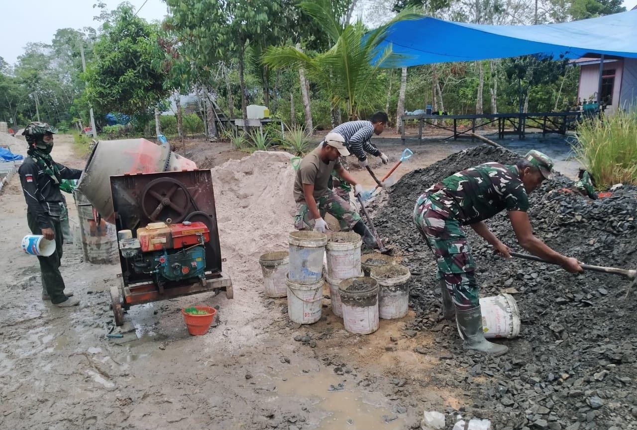 Demi Capai hasil maksimal dan tepat sasaran anggota satgas TMMD terus kejar target semenisasi jalan