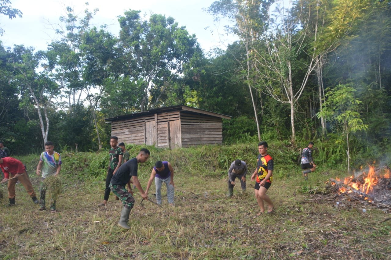Pembersihan Kantor Posyandu oleh pemerintah desa dan personel TMMD sebanyak 20 orang