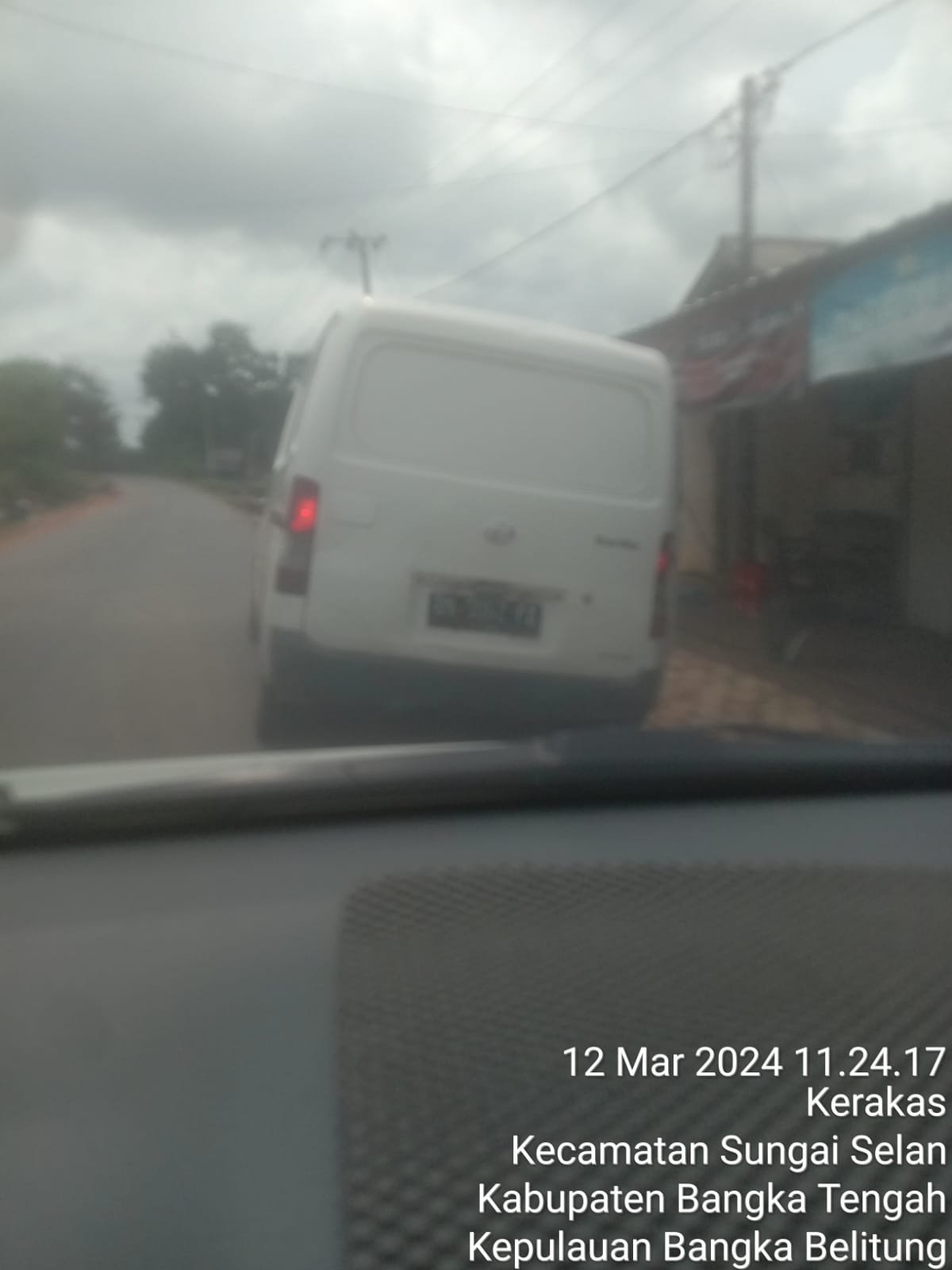 Mobil Minibus Berwarna Putih BN 8062 PA Bermuatan Rokok Iilegal