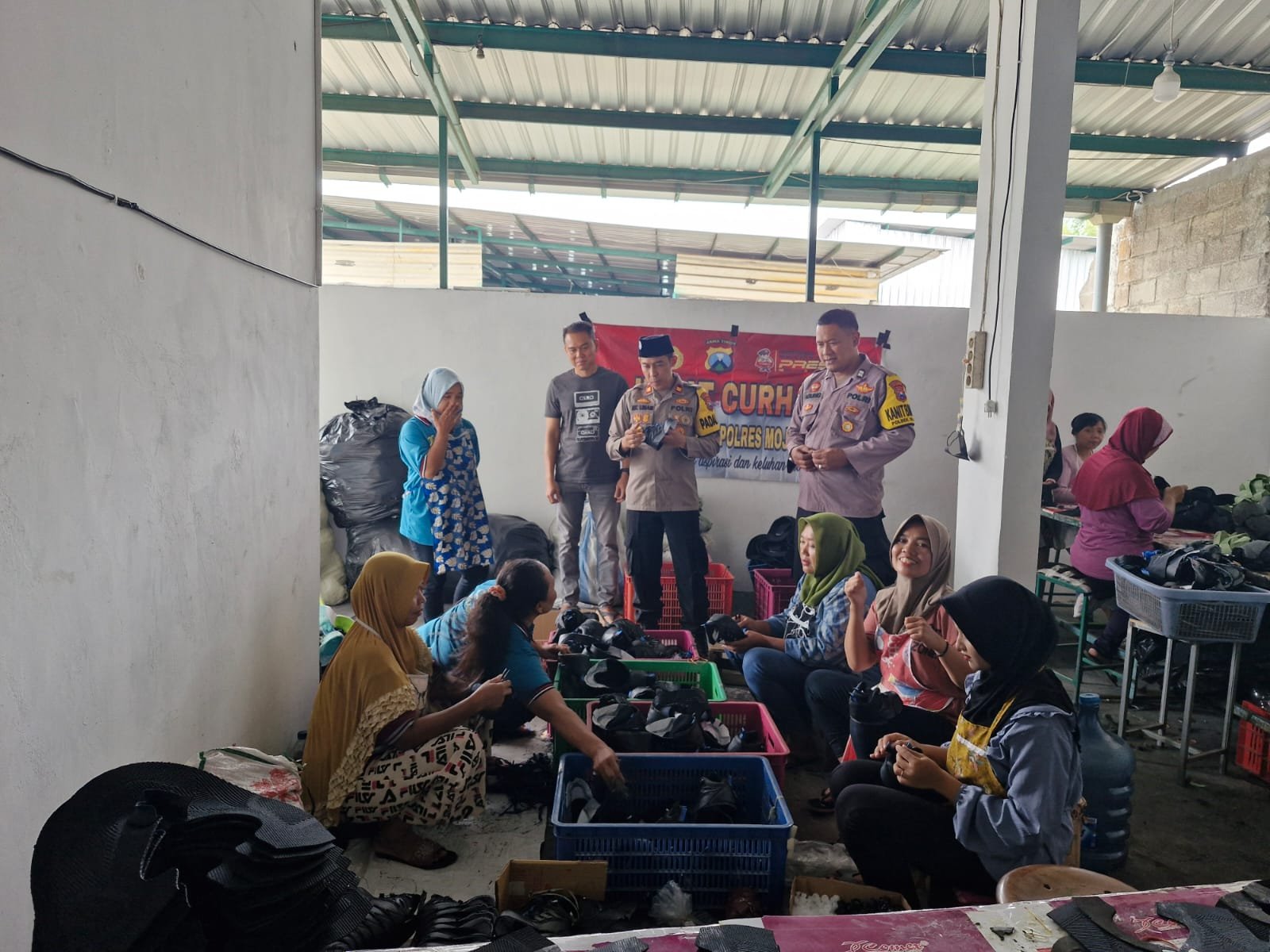 Jalin Silaturahmi, Polsek Dlanggu Gelar Jumat Curhat Bersama Penggiat UMKM Desa Kalen