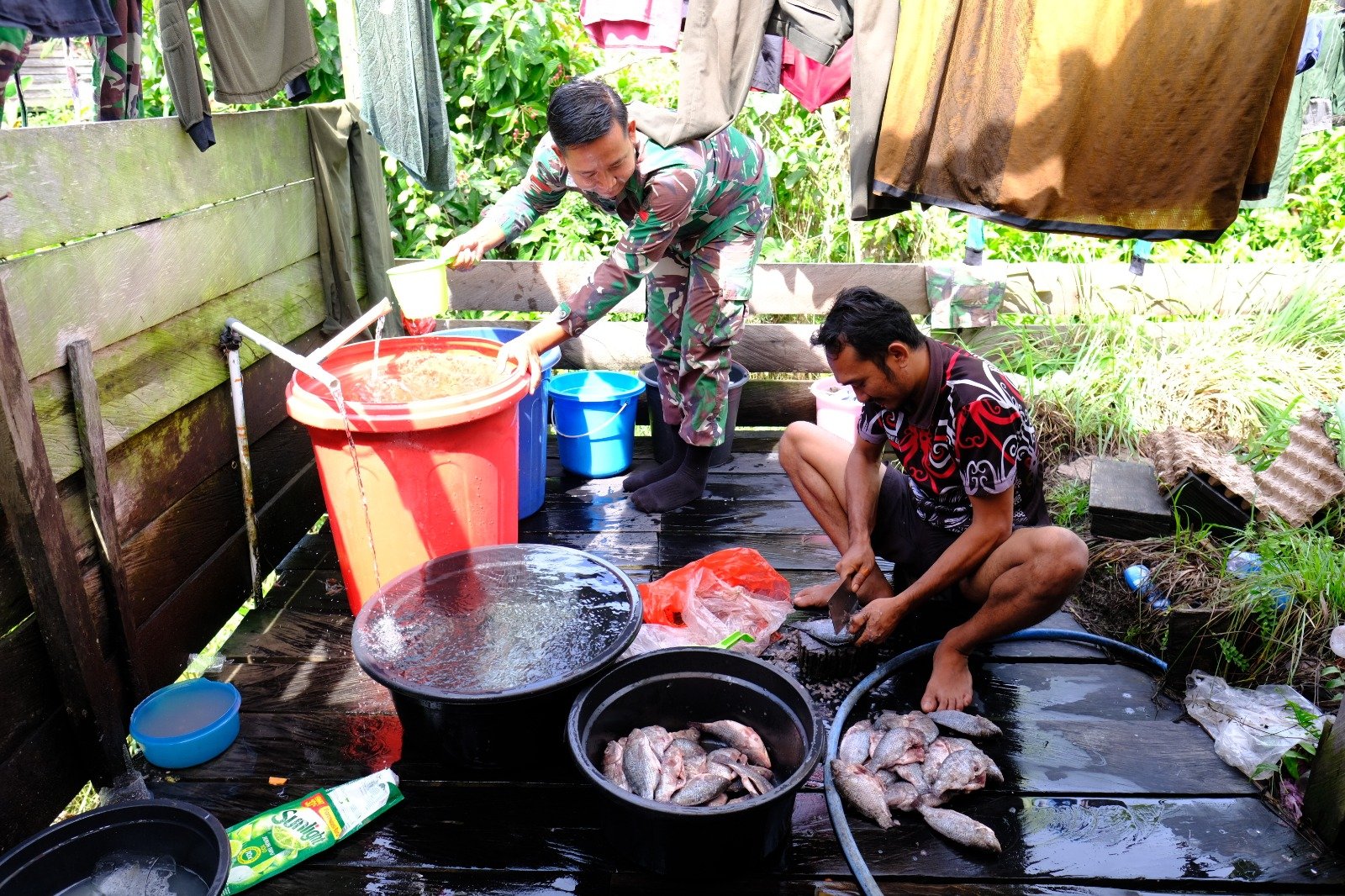 Anggota Dapur Satgas TMMD di bantu warga saat memasak untuk 120 orang anggta satgas TMMD KE-119