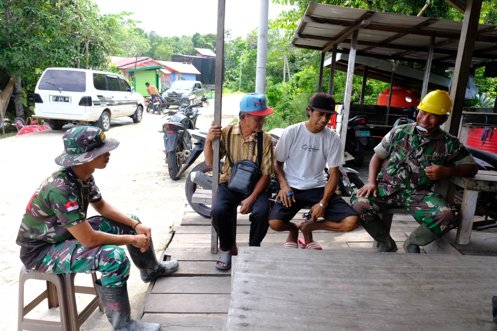 Sertu Eging anggota satgas TMMD Komsos dengan masyarakat DI KAMPUNG KELIAN