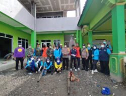 Cegah DBD Paska Banjir, Koramil Pungging & UPT PKM Watukenongo Lakukan Fogging