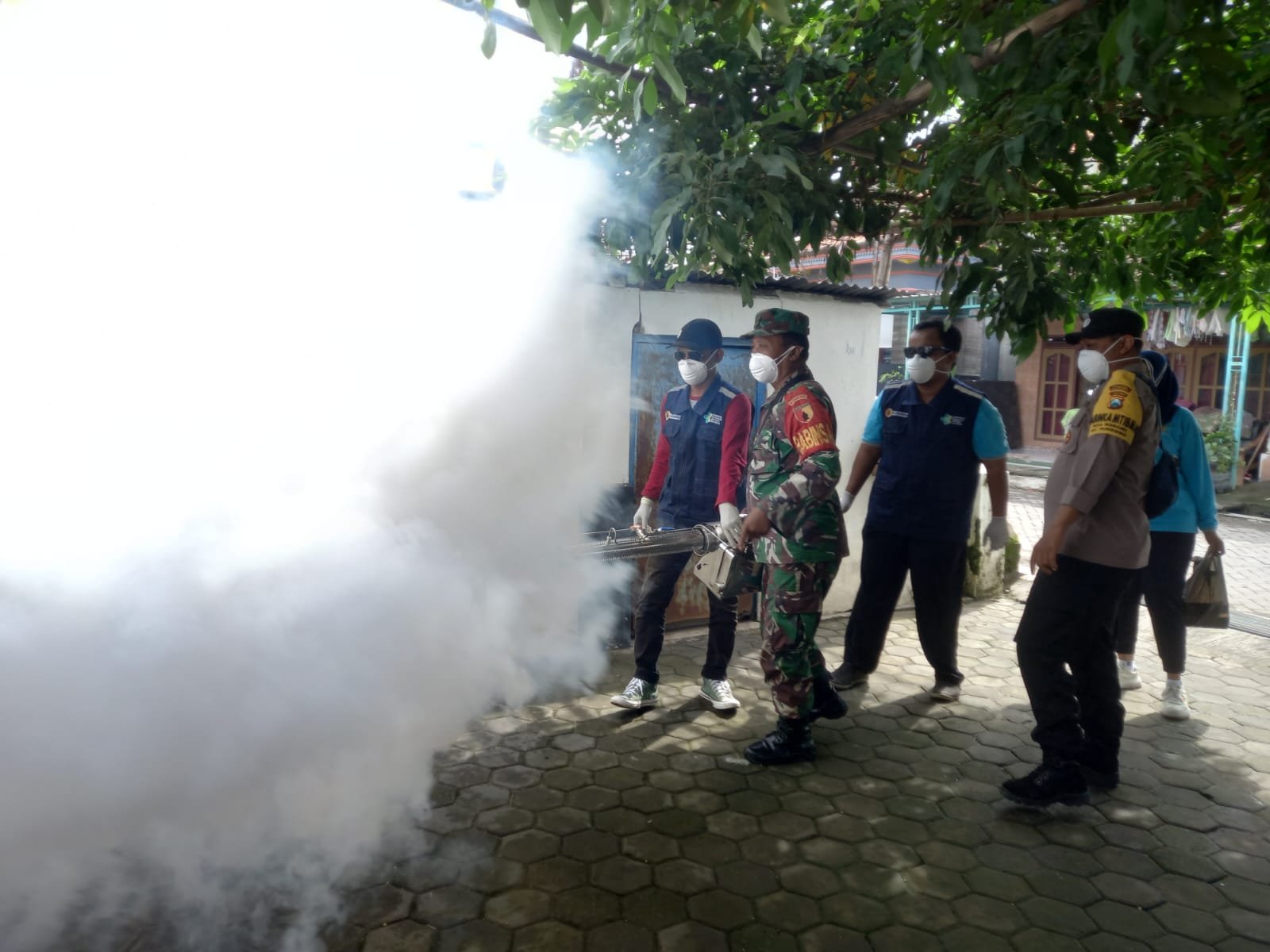 Cegah DBD Paska Banjir, Koramil Pungging & UPT PKM Watukenongo Lakukan Fogging