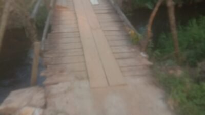 Jembatan penghubung jalan sinar Surya ke perumahan syriah kace barat sampai saat ini belum ada upaya perbaikan