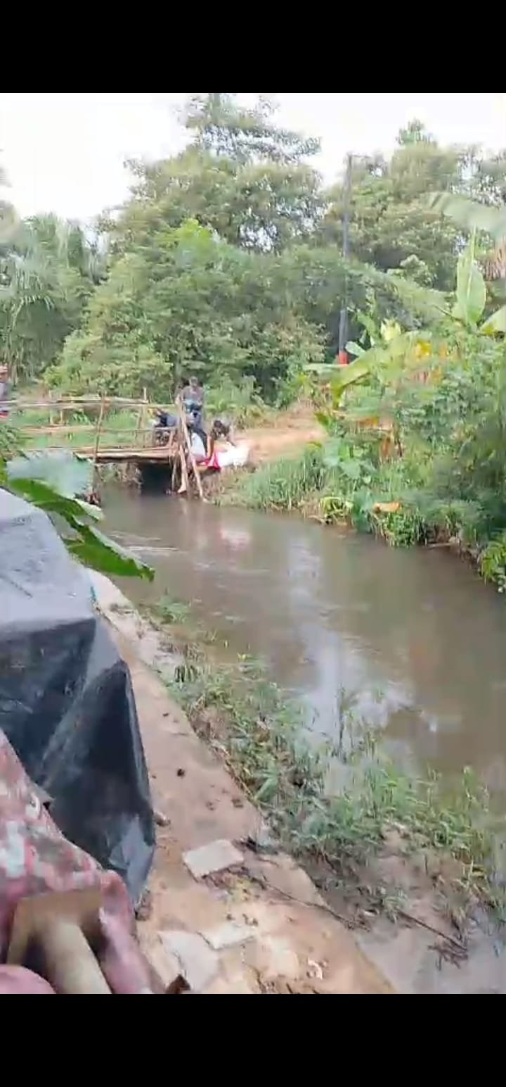 Jembatan penghubung jalan sinar Surya ke perumahan syriah kace barat sampai saat ini belum ada upaya perbaikan