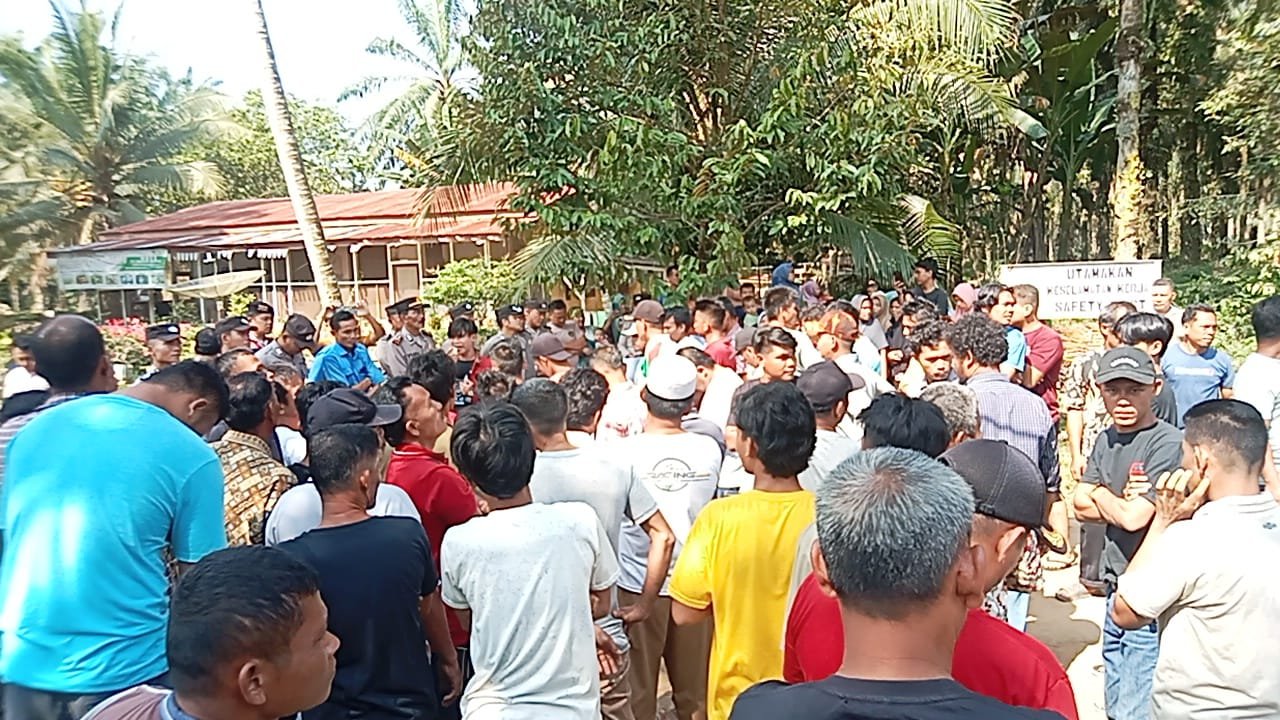 Ratusan warga dua desa blokir pintu masuk PT Tindaon Bujing perusahaan perkebunan kelapa sawit