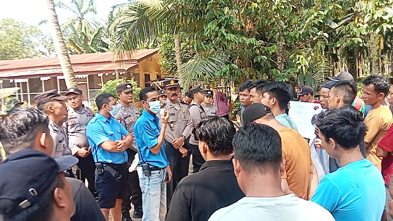 Ratusan warga dua desa blokir pintu masuk PT Tindaon Bujing perusahaan perkebunan kelapa sawit