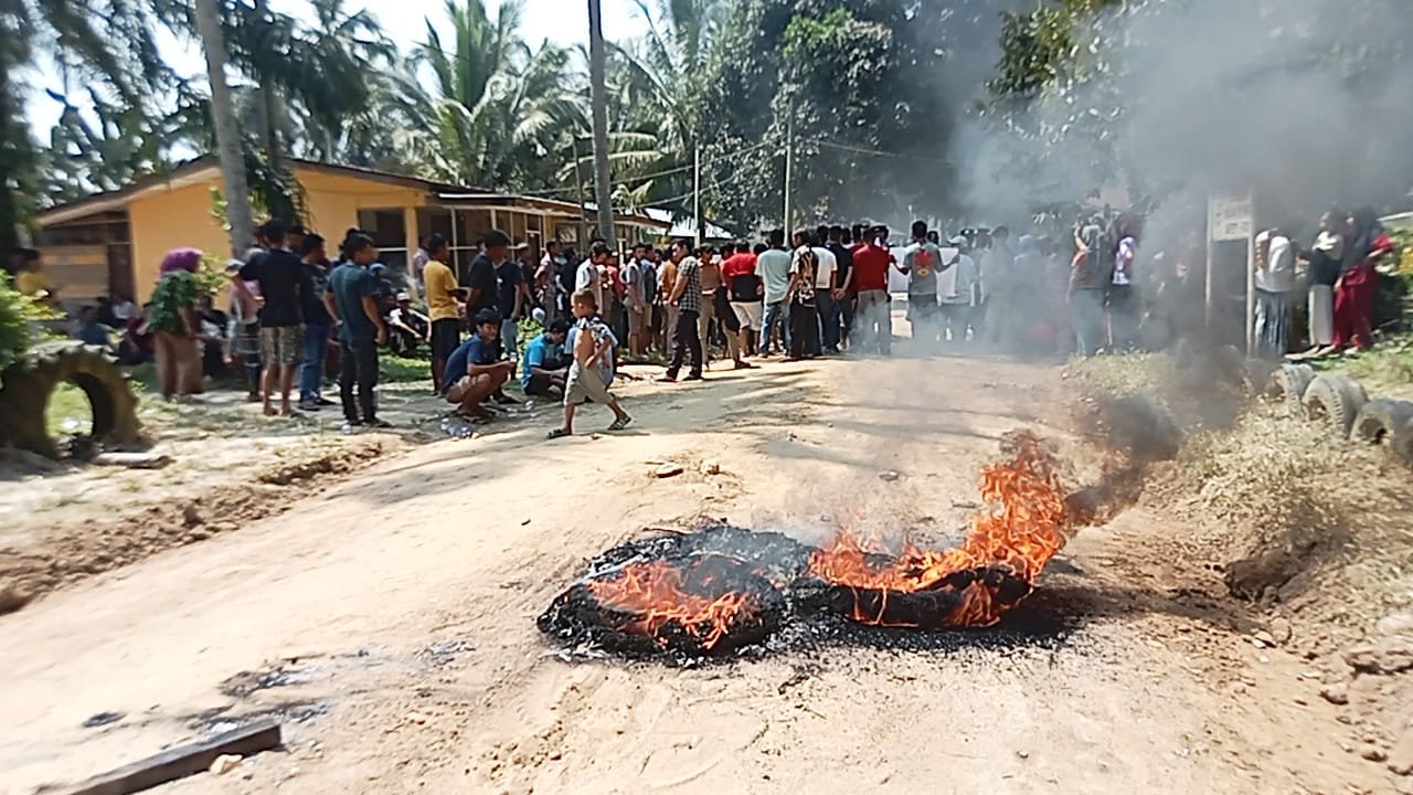 Ratusan warga dua desa blokir pintu masuk PT Tindaon Bujing perusahaan perkebunan kelapa sawit