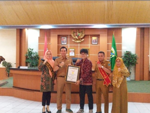 Bupati Batang Hari Fadhil Arief.Terima Rekor Muri pada Kegiatan Literasi Terbaik Tingkat Nasional