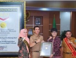 Bupati Batang Hari Fadhil Arief.Terima Rekor Muri pada Kegiatan Literasi Terbaik Tingkat Nasional