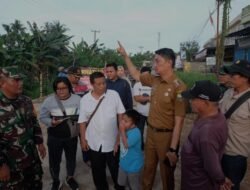 Pj Bupati Muaro Jambi Tinjau Renovasi Jembatan Penghubung Desa Kasang Kumpeh dan Desa Kasang Pudak