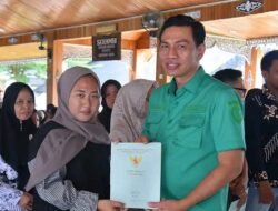 Serahkan Secara Langsung Oleh Bupati Batang Hari Fadhil Arief Biasiswa Batanghari Tanggu Dan Sertifikat PTSL