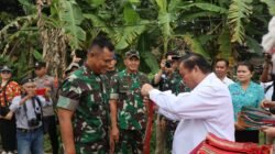 Bupati Kubar FX Yapan Saat Menyambut Wakasad Mayjen TNI Tandyo Budi Revita pada penutupan TMMD ke 119 ( R.S)