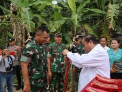 Bupati Kubar FX Yapan Saat Menyambut Wakasad Mayjen TNI Tandyo Budi Revita pada penutupan TMMD ke 119
