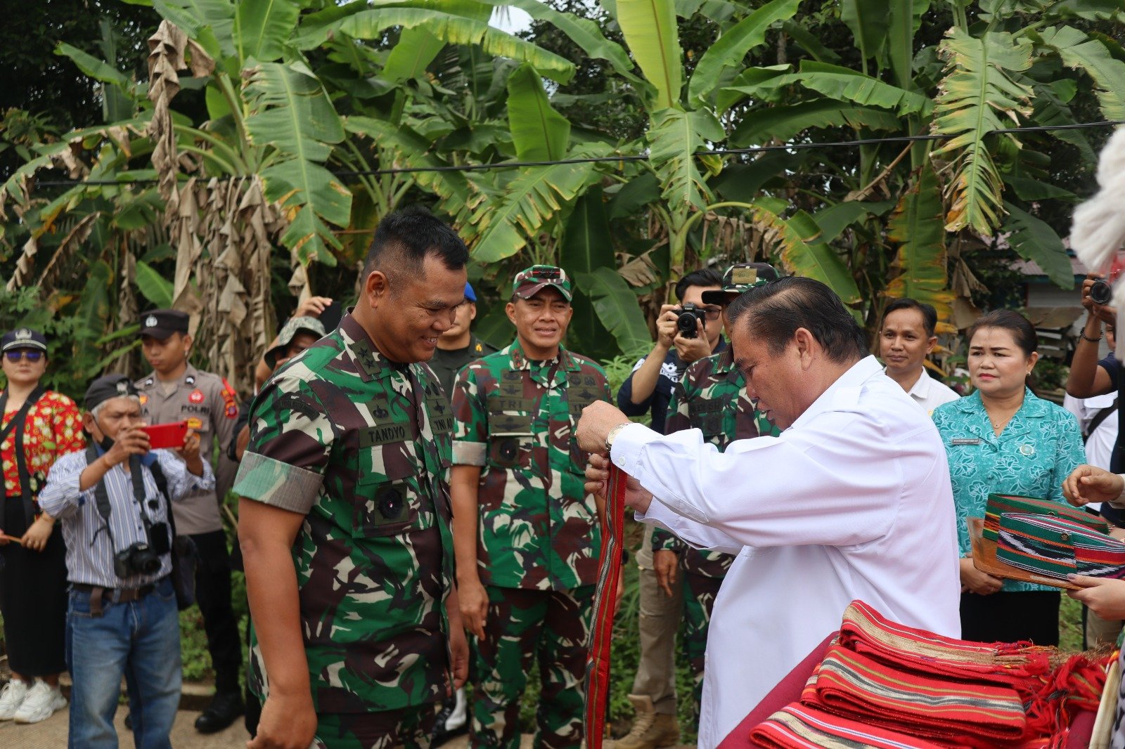 Bupati Kubar FX Yapan Saat Menyambut Wakasad Mayjen TNI Tandyo Budi Revita pada penutupan TMMD ke 119 ( R.S)