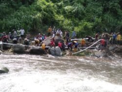 Pasca Banjir, Babinsa Koramil Jatirejo Bareng Perangkat Desa & Warga Perbaiki Pipa Saluran Air
