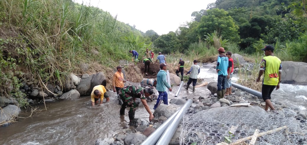 Pasca Banjir, Babinsa Koramil Jatirejo Bareng Perangkat Desa & Warga Perbaiki Pipa Saluran Air