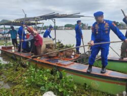 BERSAMA KOMUNITAS PEDULI DANAU SIPIN, PERSONEL DITPOLAIRUD POLDA JAMBI BERSIHKAN ALIRAN AIR SUNGAI DI DANAU SIPIN KOTA JAMBI