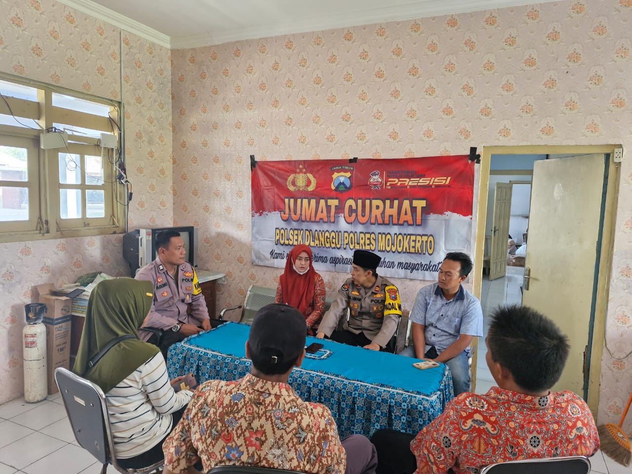 Gelar Jumat Curhat ditengah Bulan Ramadhan, Kapolsek Dlanggu Diskusi Tatap Muka Bersama Perangkat Desa