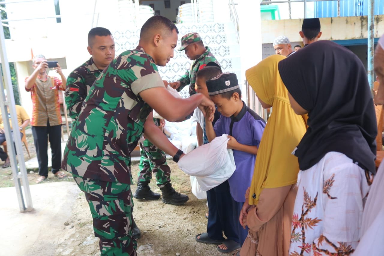 TNI PEDULI :Momen Keberkahan Ramadhan Dandim 0416/Bute Bagi 50 Paket Sembako