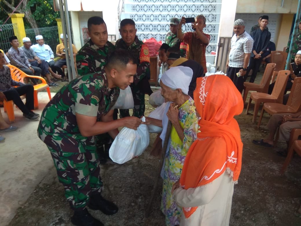 TNI PEDULI :Momen Keberkahan Ramadhan Dandim 0416/Bute Bagi 50 Paket Sembako