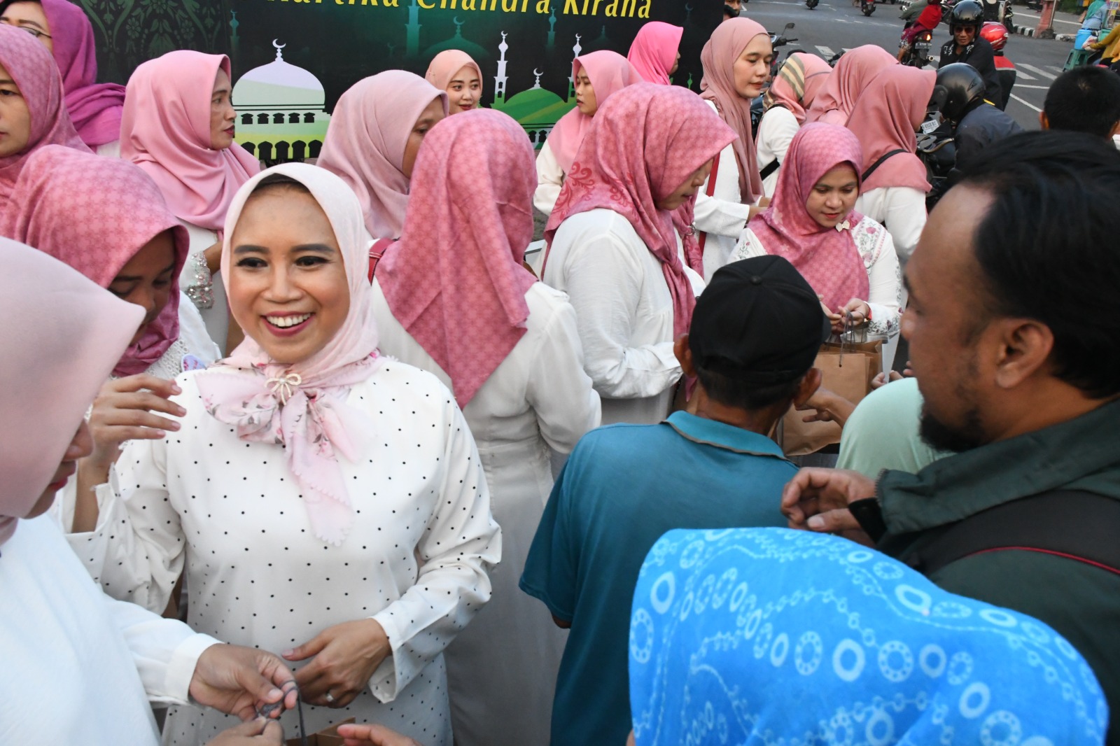 Berkah Ramadhan, Peringatan HUT Ke-78, Persit KCK Koorcab Rem 082 Beserta Cabang Jajaran Berbagi Sesama