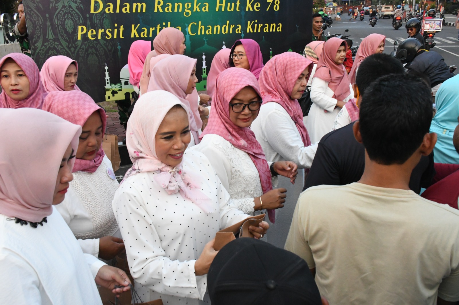 Berkah Ramadhan, Peringatan HUT Ke-78, Persit KCK Koorcab Rem 082 Beserta Cabang Jajaran Berbagi Sesama