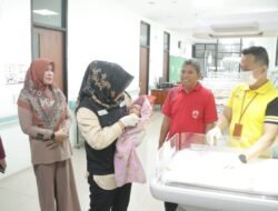Bupati Mojokerto Jenguk Bayi Terlantar Yang Ditemukan Di Desa Purworejo Pungging