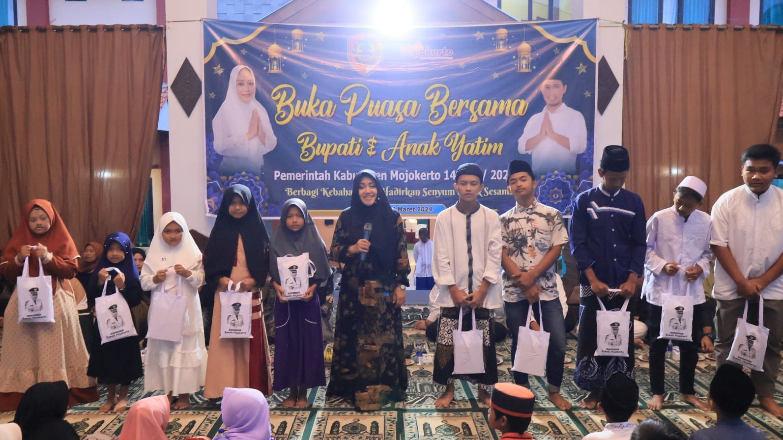 Berbagi Kebahagiaan, Bupati Ikfina Gelar Buka Bersama Dan Bagi Santunan Dengan Anak Yatim