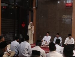Safari Ramadhan Di Desa Sooko, Bupati Ikfina Serahkan Bantuan Rp 100 Juta Untuk Pembangunan Masjid Baitul Muhajirin