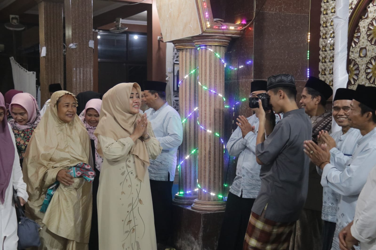 Safari Ramadhan Di Desa Sooko, Bupati Ikfina Serahkan Bantuan Rp 100 Juta Untuk Pembangunan Masjid Baitul Muhajirin