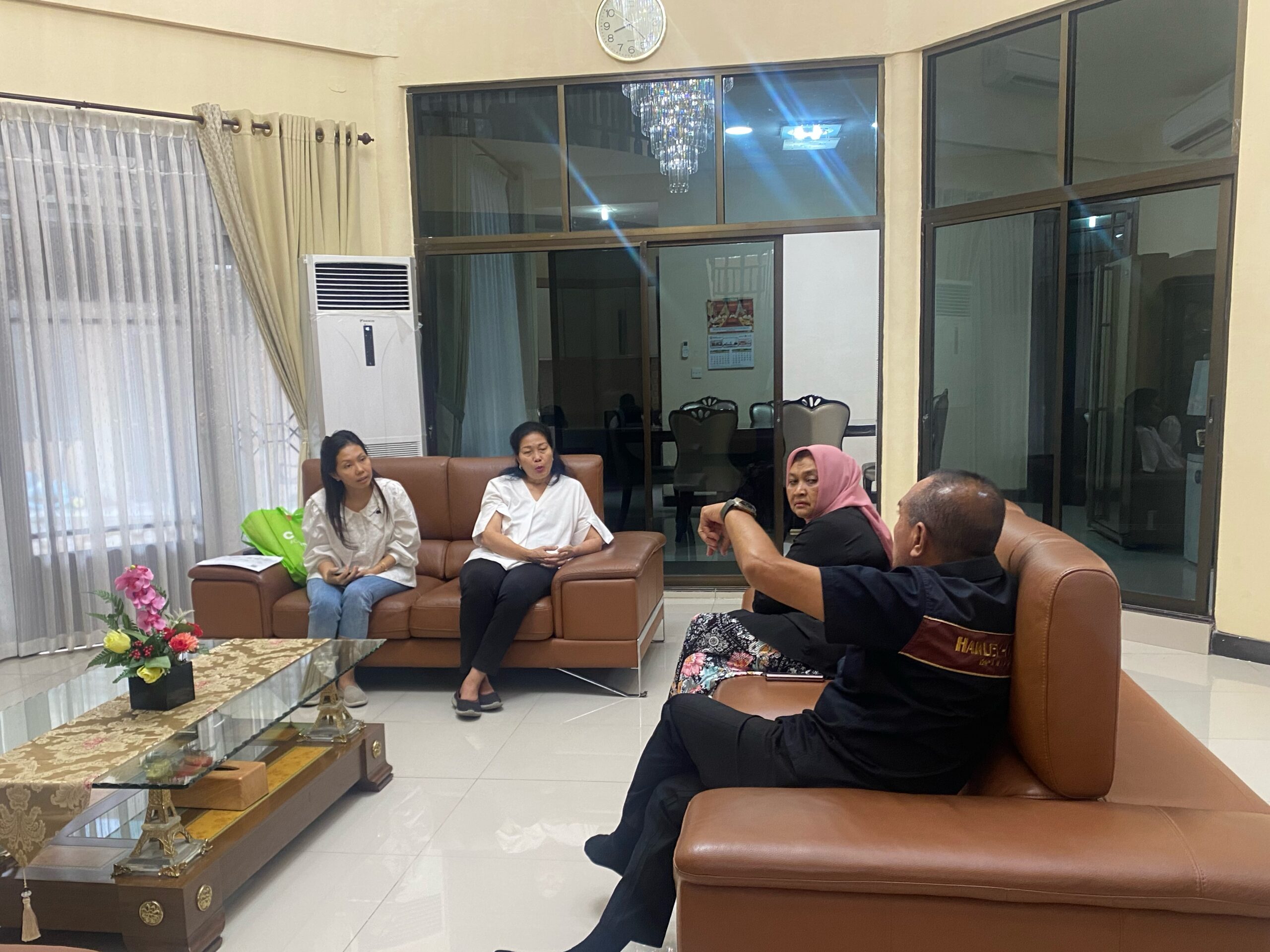 Edy Rahmayadi beserta isteri mengunjungi kediaman almarhum Baskami Ginting mantan ketua Dprd Sumut untuk bersilaturahmi dengan keluarga yang ditinggalkan