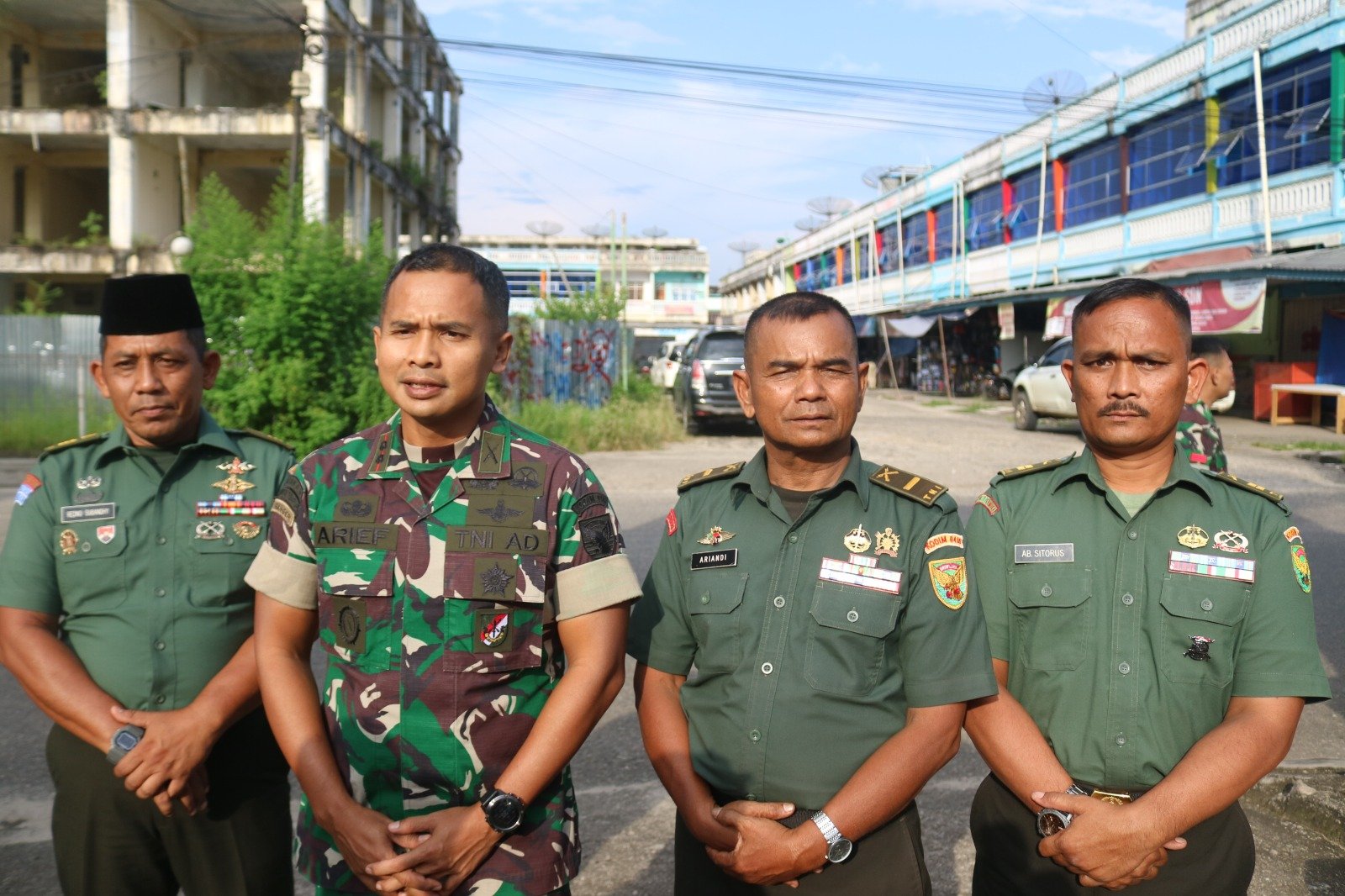 TNI Peduli: Dandim 0416/Bute Bagikan Takjil Untuk Berbuka Puasa