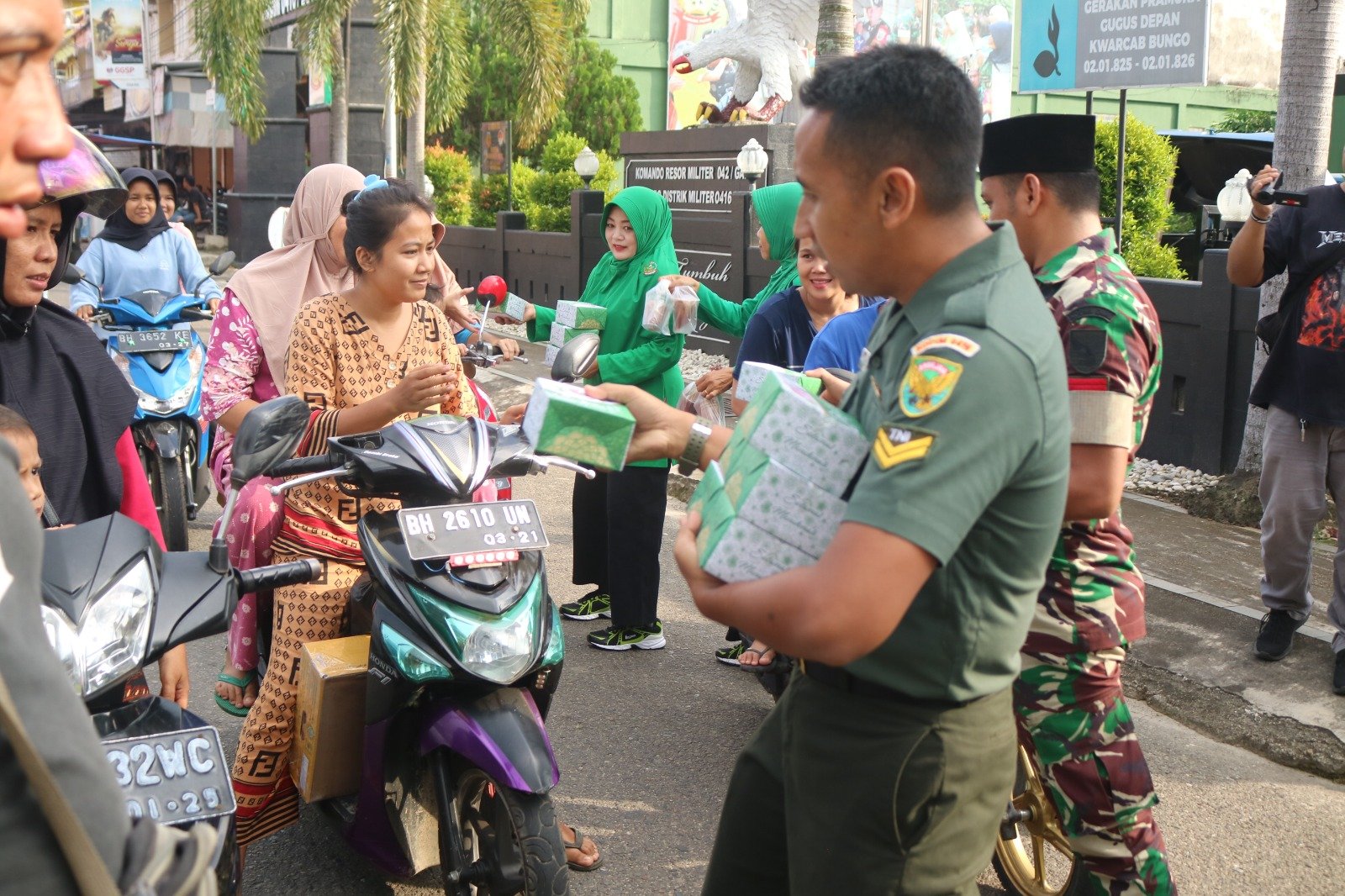 TNI Peduli: Dandim 0416/Bute Bagikan Takjil Untuk Berbuka Puasa