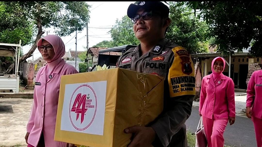 HUT Yayasan Kemala Bhayangkari Ke - 44, Polsek Dlanggu bersama bhayangkari Gelar Bakti Sosial Door To Door