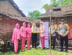 HUT Yayasan Kemala Bhayangkari Ke – 44, Polsek Dlanggu bersama bhayangkari Gelar Bakti Sosial Door To Door