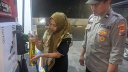 Antisipasi Kecurangan Penjualan BBM, Polsek Dlanggu Cek Langsung Takaran Liter di SPBU
