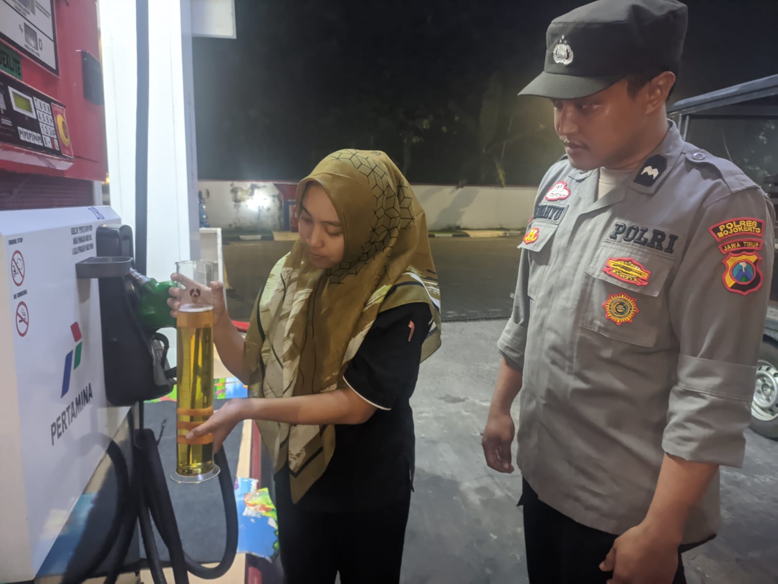Antisipasi Kecurangan Penjualan BBM, Polsek Dlanggu Cek Langsung Takaran Liter di SPBU
