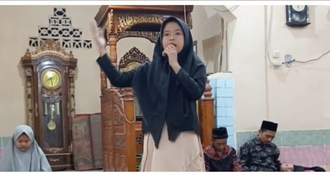 Pelajar PAMI Nurul Iman Wonosari,Dea Partiwi DanTika Marlisa. Mengisi Safari Ramadhan Di Masjid Al-Ihsaniah Desa Tebing Tinggi