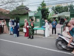 Kolaborasi Koramil 0815/13 & SMAN 1 Kutorejo Berbagi Takjil