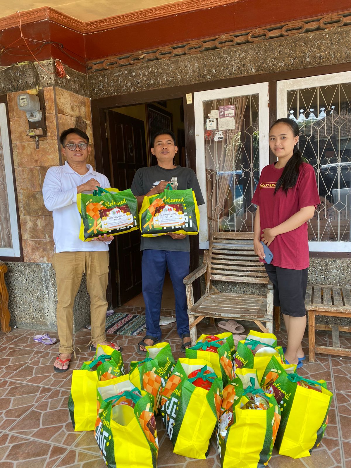 Berbagai Kebahagiaan Di Bulan Ramadhan, Komunitas Merah Putih Dan Kader GMNI UM Memberikan Sembako Sebanyak 350 Paket