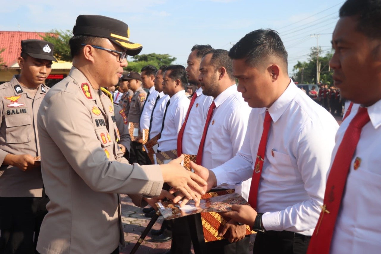 Bentuk Apresiasi, Kapolres Aceh Timur Beri Penghargaan Pada 26 Anggota Yang Berprestasi