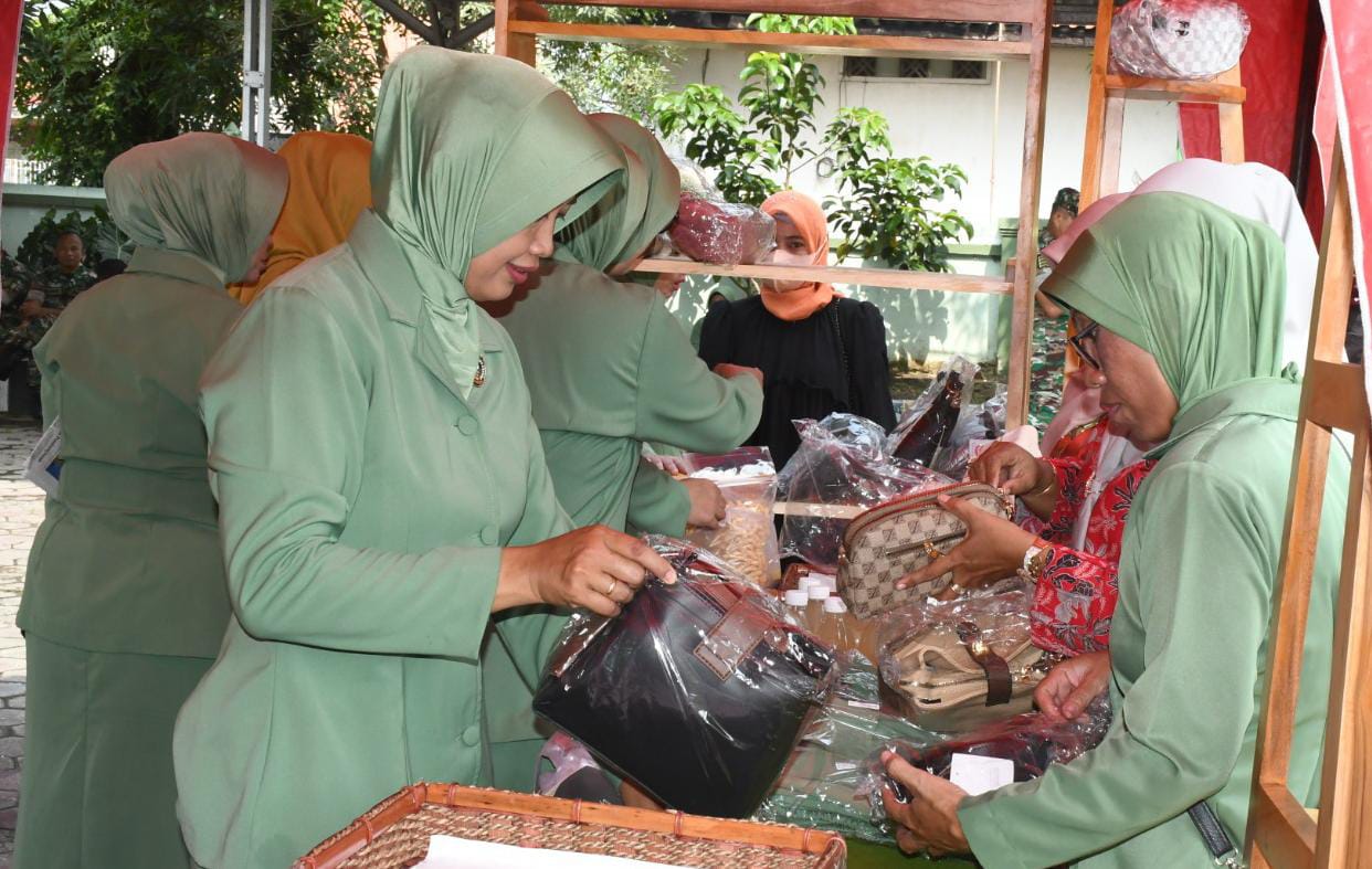 Kodim 0815/Mojokerto & Persit KCK Ramaikan Bazar TNI Jelang Hari Raya Idul Fitri