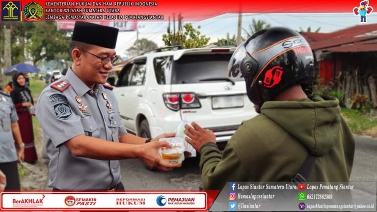 Peringatan Hari Bakti Pemasyarakatan Ke 60:LAPAS Kelas II A Pematang Siantar Bagikan Takjil Kepada Masyarakat