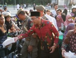 Gus Muhdlor bersama ASN Bagi-Bagi Takjil Gratis Berkah Ramadhan